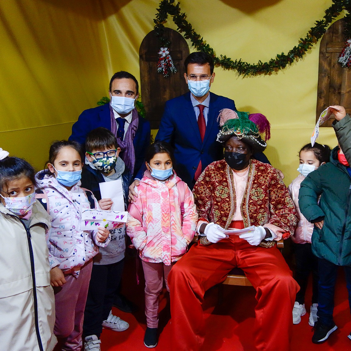 &copy;Ayto.Granada: EL CARTERO REAL EMISARIO DE LOS REYES MAGOS VUELVE AL PATIO DEL AYUNTAMIENTO PARA RECOGER LOS DESEOS DE LOS NI�OS Y NI�AS DE GRANADA 
